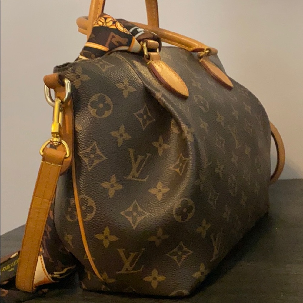 Eye catching 💓LV crossbody💓 - Picture 5 of 16